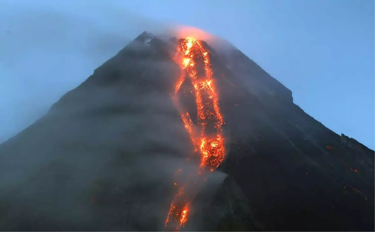 Mayon Yanardağı Lav Püskürtmeye Devam Ediyor