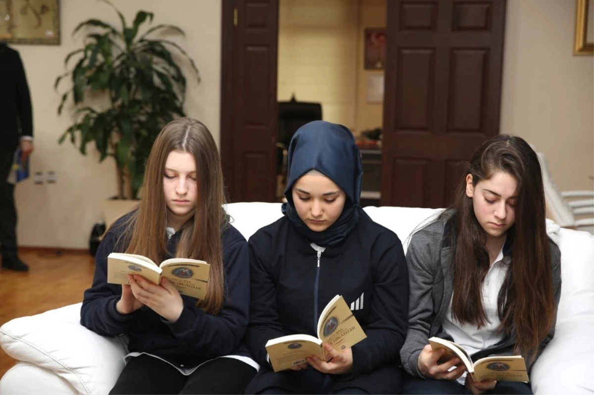 Öğrenciler Başkan Dişli ile Birlikte Kitap Okudu