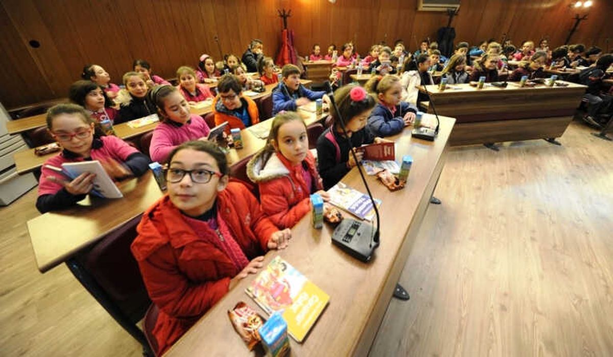 Öğrenciler Mecliste Kitap Okudu