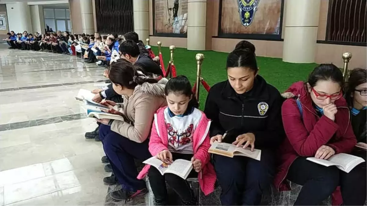 Öğrenciler Polislerle Kitap Okudu