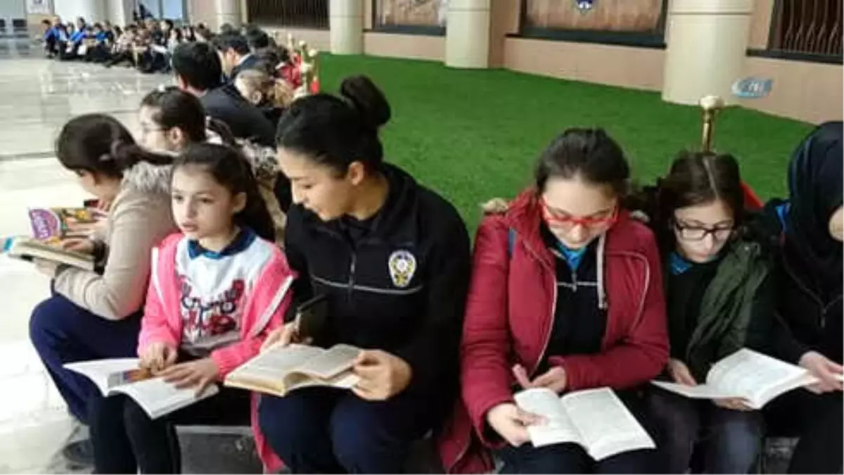 Öğrenciler Polislerle Kitap Okudu