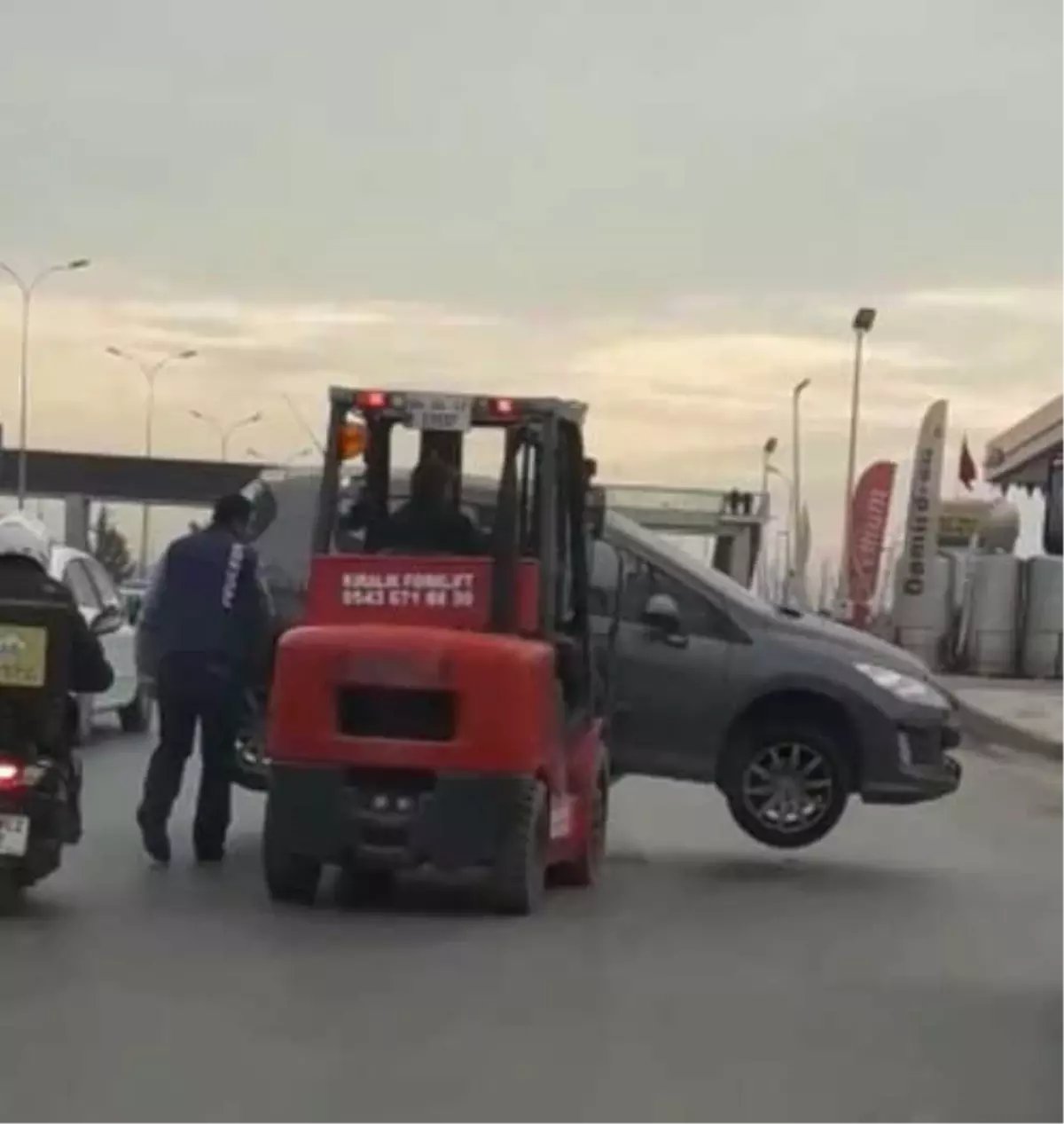 Otomobilin Forkliftle Taşınması Kamerada