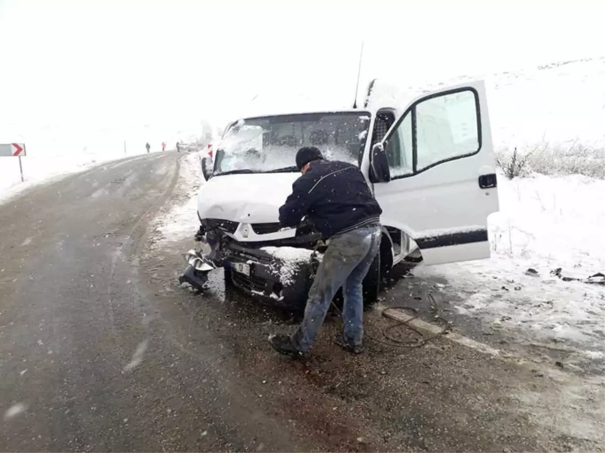 Tokat\'ta Sağlık Ekipleri Nöbet Dönüşü Kaza Yaptı: 5 Yaralı