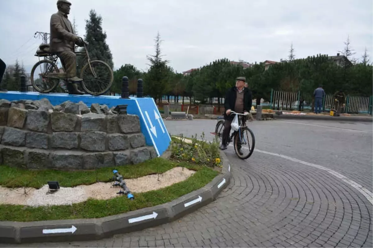 52 Yıldır Bisiklete Binen Vatandaşın Heykeli Dikildi