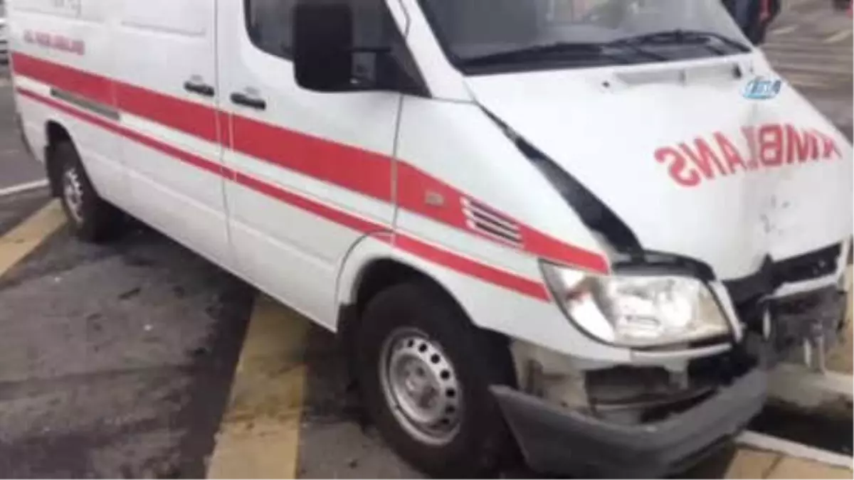 Aksaray\'da Ambulans ile Otomobil Çarpıştı: 5 Yaralı