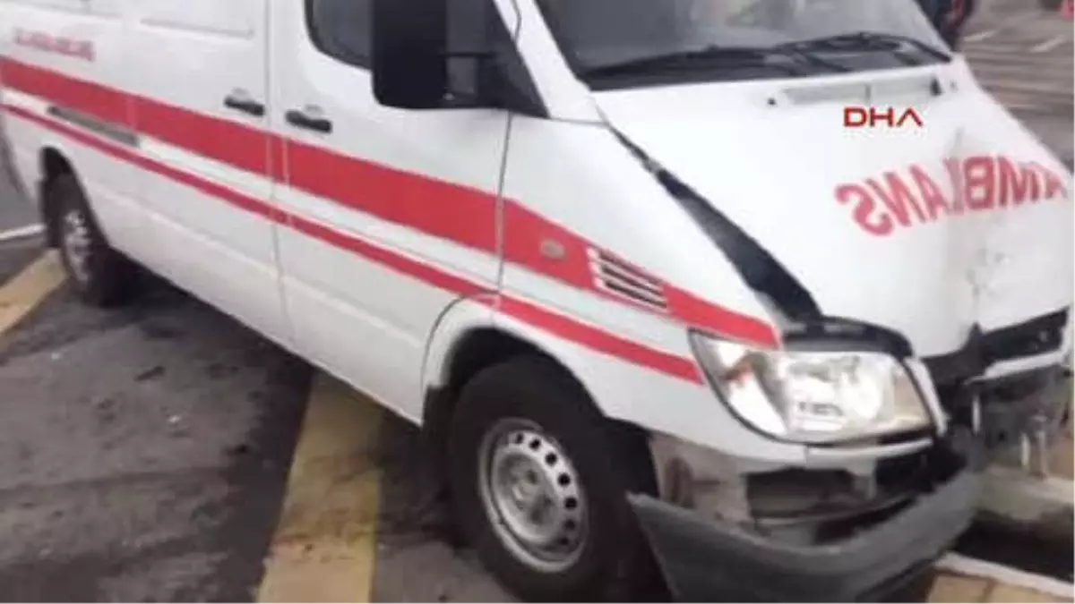 Aksaray\'da Ambulansla, Otomobil Çarpıştı 5 Yaralı