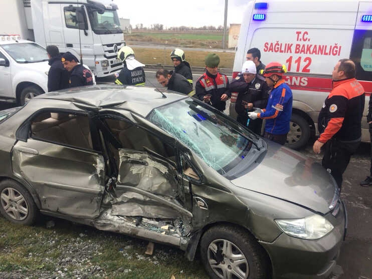 Ambulans ile Otomobil Çarpıştı: 5 Yaralı