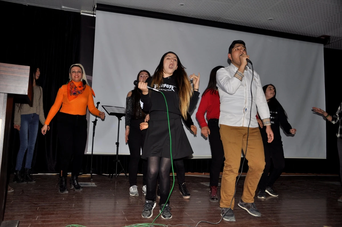 Arguvan\'da Öğrenciler Yabancı Dilde Şarkı Söyledi