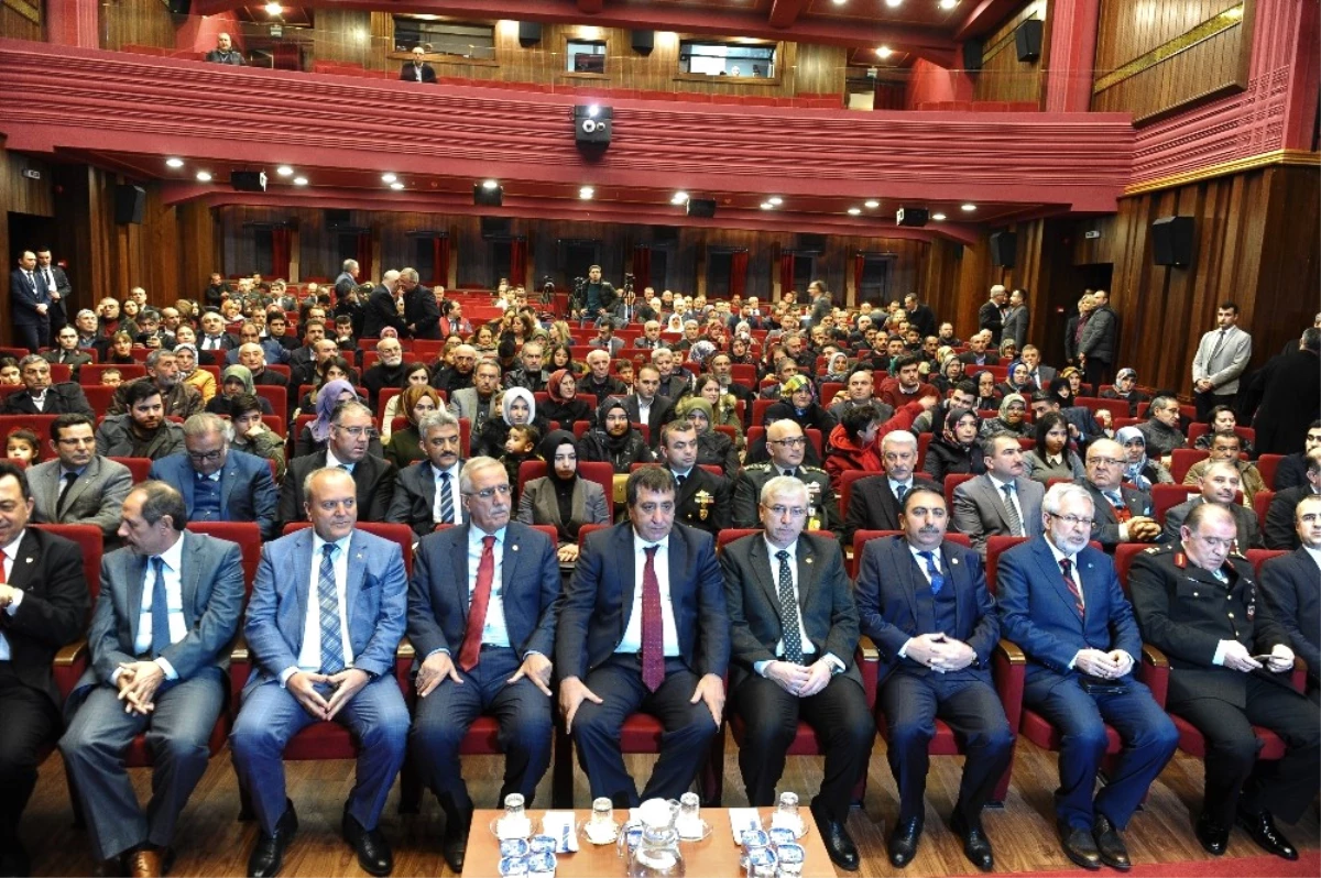 Bursa\'da Şehit Yakınları ve Gazilere Devlet Övünç Madalyası Verildi
