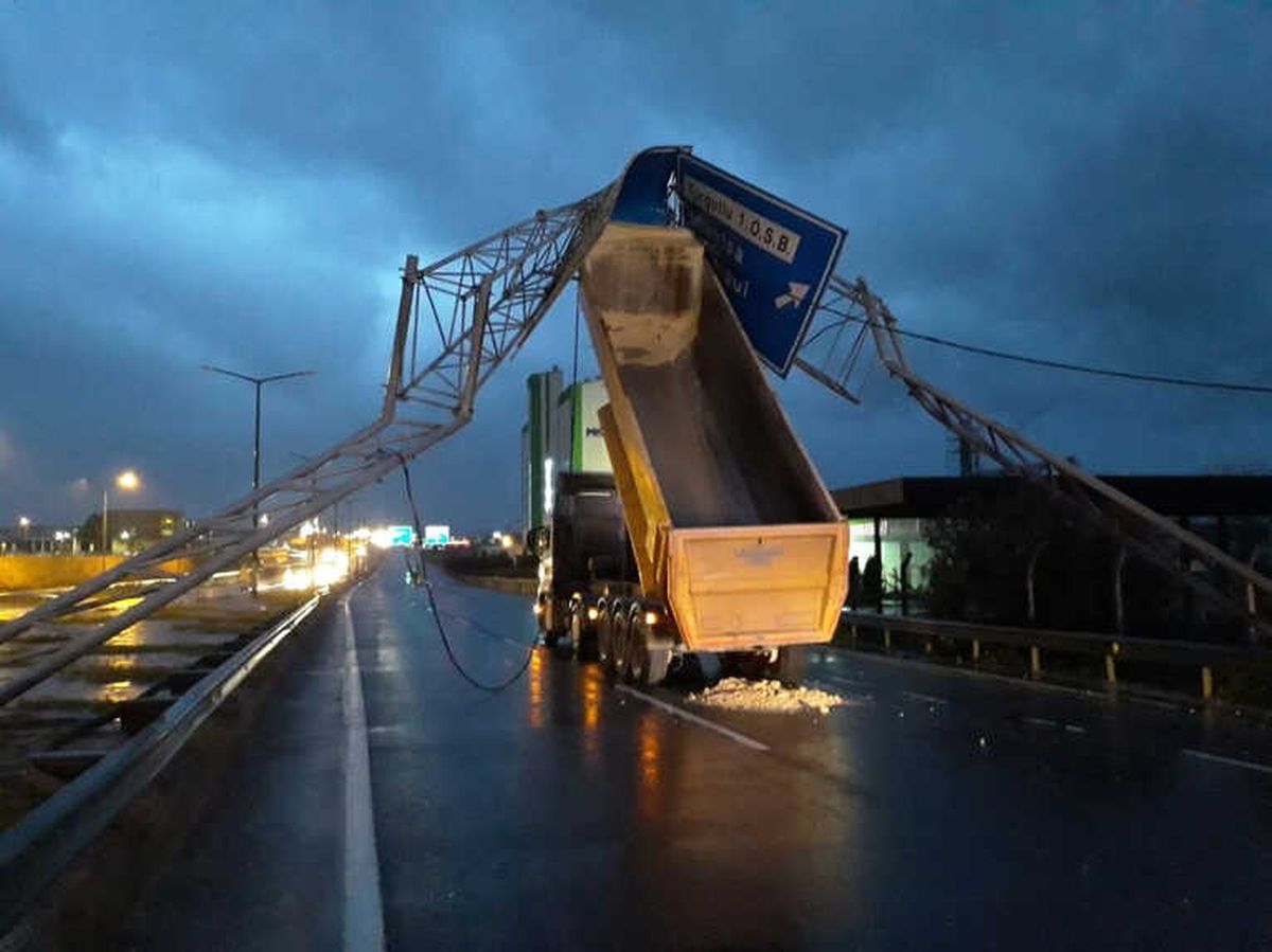 Damperi Açılan Tır Trafik Levhalarını Devirdi