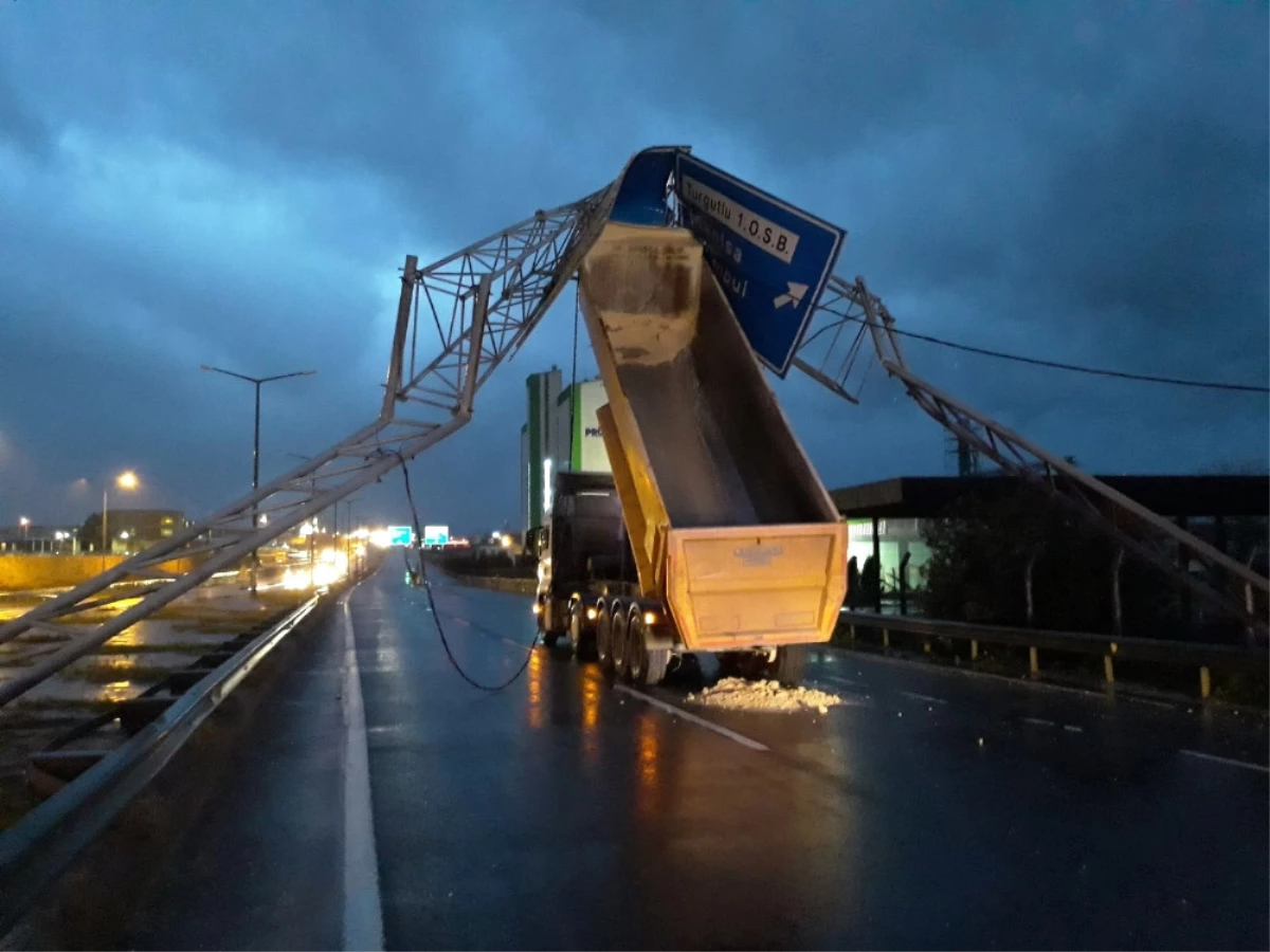 Damperi Açılan Tır Trafik Levhalarını Devirdi