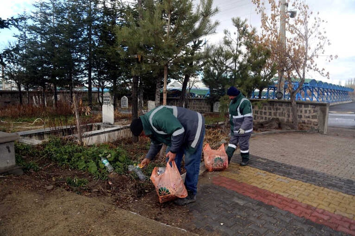 Develi\'de Mezarlıklarda Temizlik Çalışmaları Ediyor