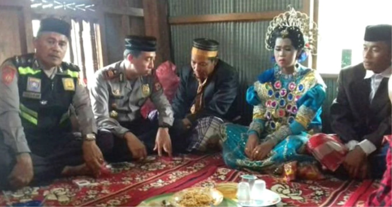 Endonezya\'da Tarlada Yalnız Gezen Bir Çift Zorla Evlendirildi