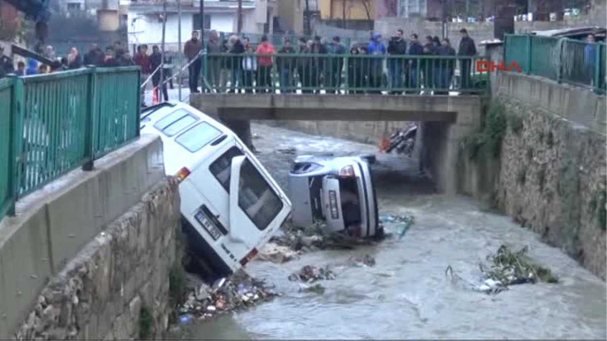 Hatay Yol Çöktü Araçlar Dereye Yuvarlandı