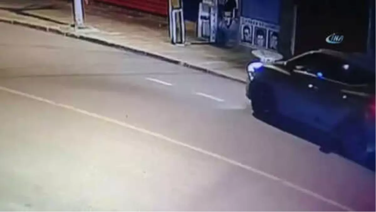 Hırsızlar Kepengi Açamayınca Dükkana Araçla Girmeye Çalıştı...o Anlar Kamerada