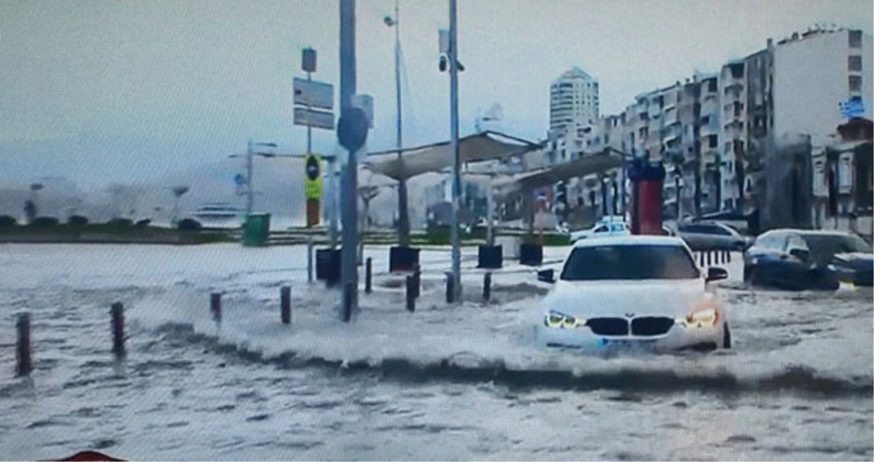 İzmir\'de Şiddetli Rüzgar, Hayatı Olumsuz Etkiledi! Deniz Taştı, Caddeler Göle Döndü