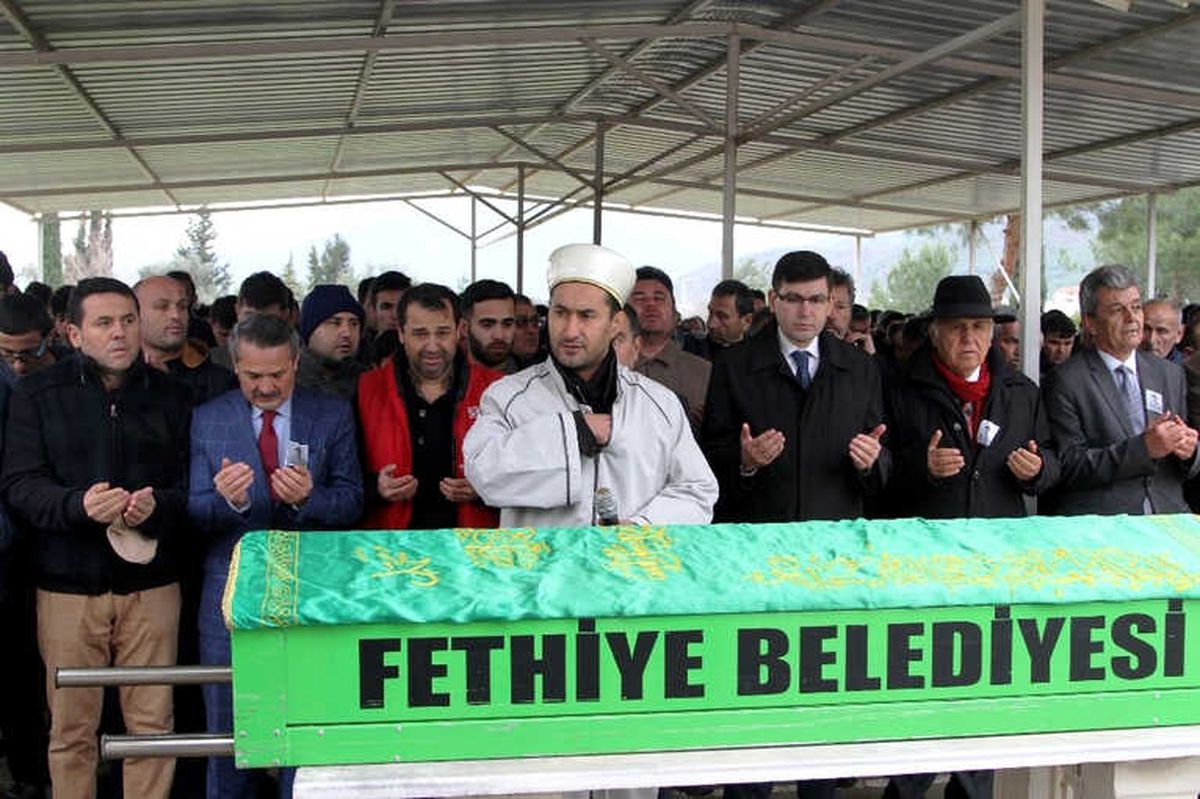 Karnesini Göremeden Kazada Ölen Liseli Son Yolculuğuna Uğurlandı