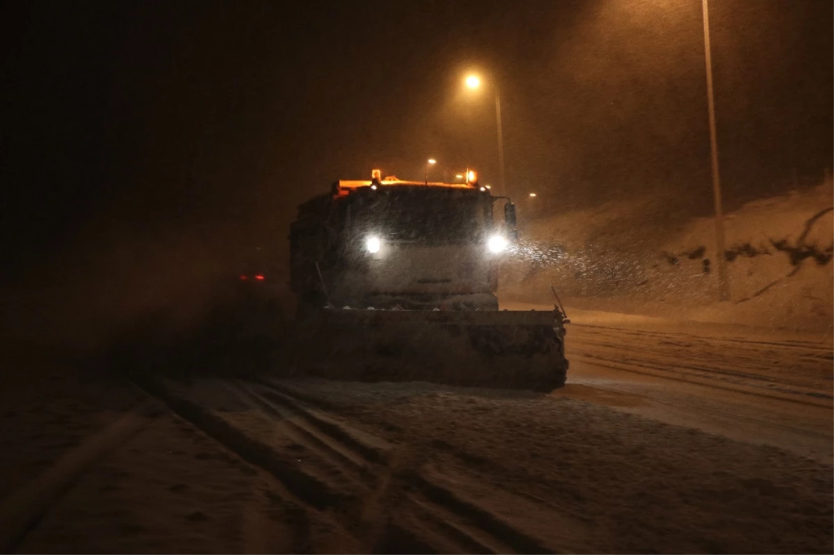 Kayseri\'de Yolları Açmak İçin Seferber Olundu