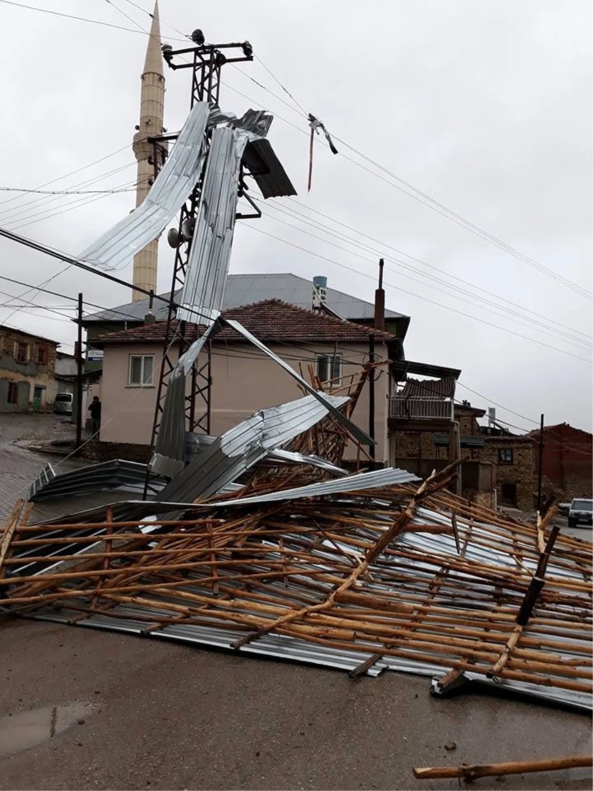 Konya\'da Şiddetli Rüzgar Çatıları Uçurdu
