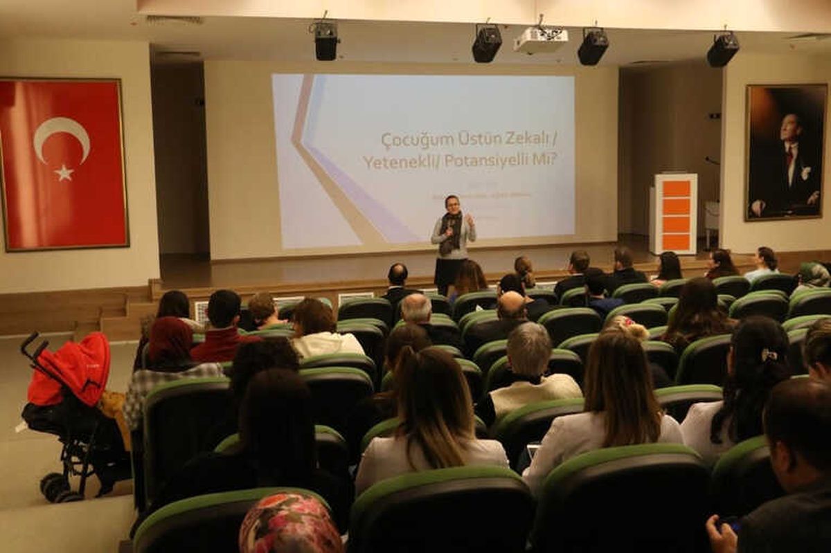 Manisa\'da \'Çocuğunuz Üstün Zekalı Olabilir Mi?\' Semineri