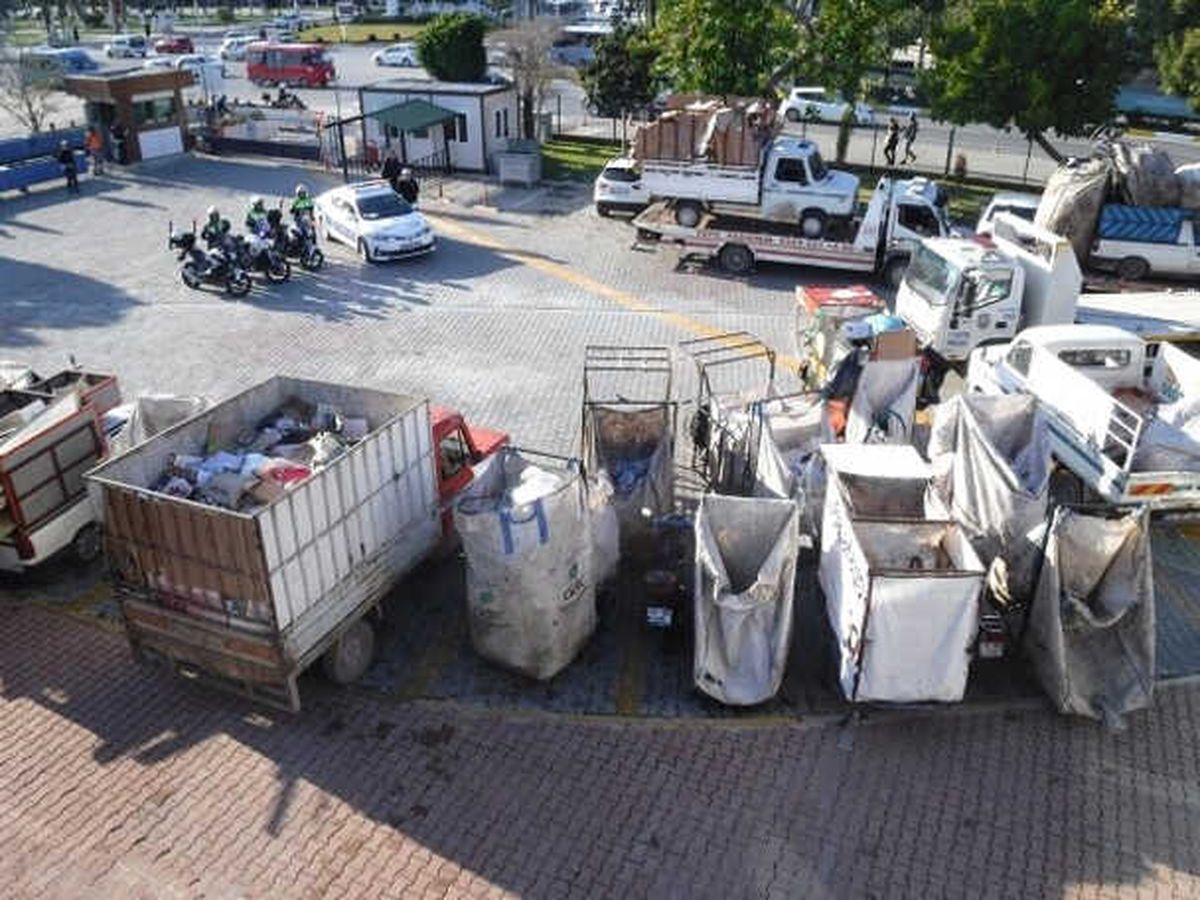 Mersin\'de Trafiği Tehlikeye Sokan Çöp Araçları Toplatıldı