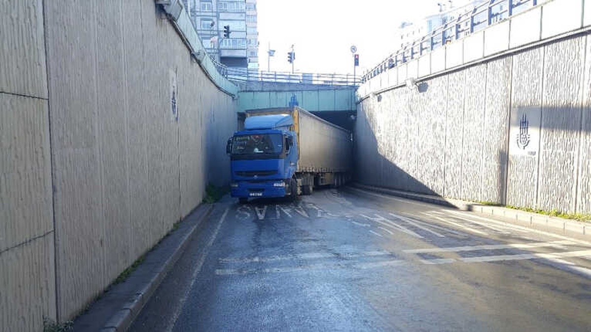 Alt Geçitte Arıza Yapan Tır Trafiği Felç Etti