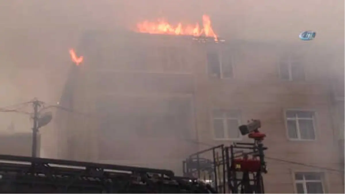 Sultanbeyli\'de 3 Katlı Binanın Çatı Katı Alev Alev Yandı