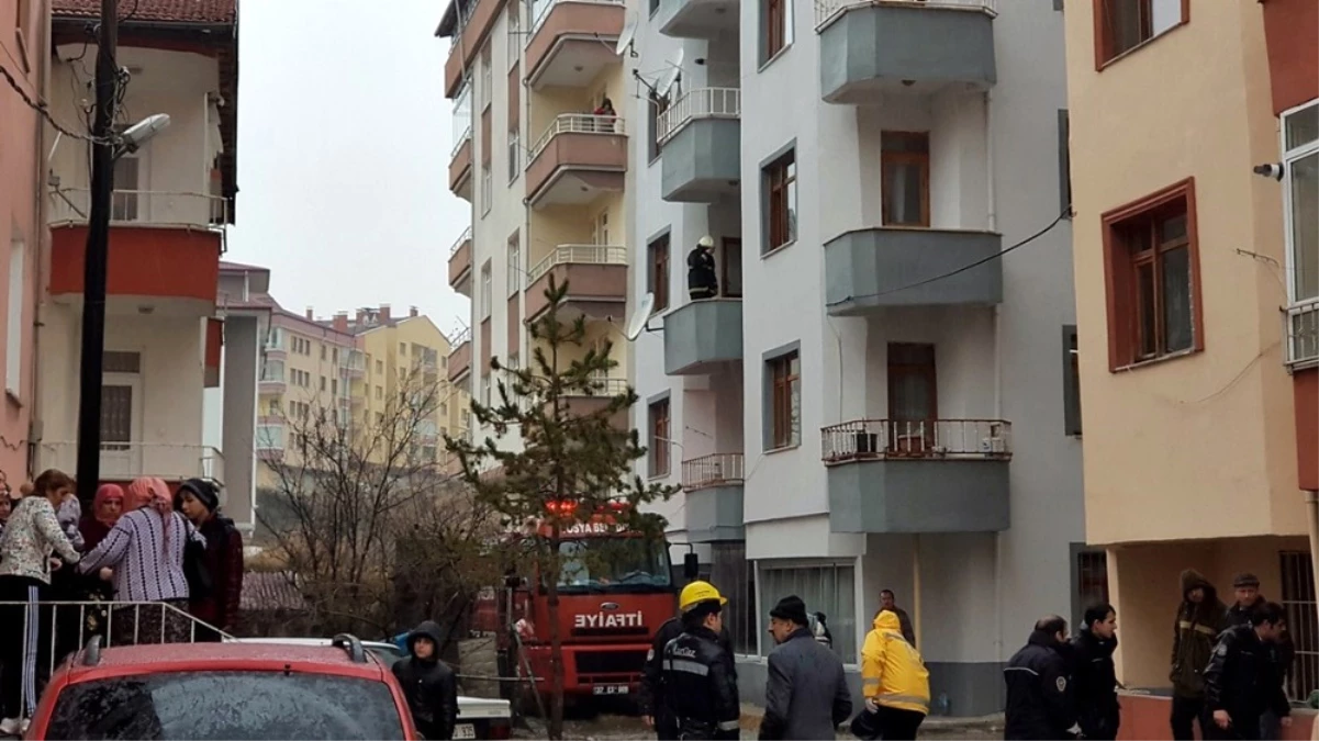 Tosya\'da 3 Katta Çıkan Yangında Yaşlı Kadın Pencereden Atladı