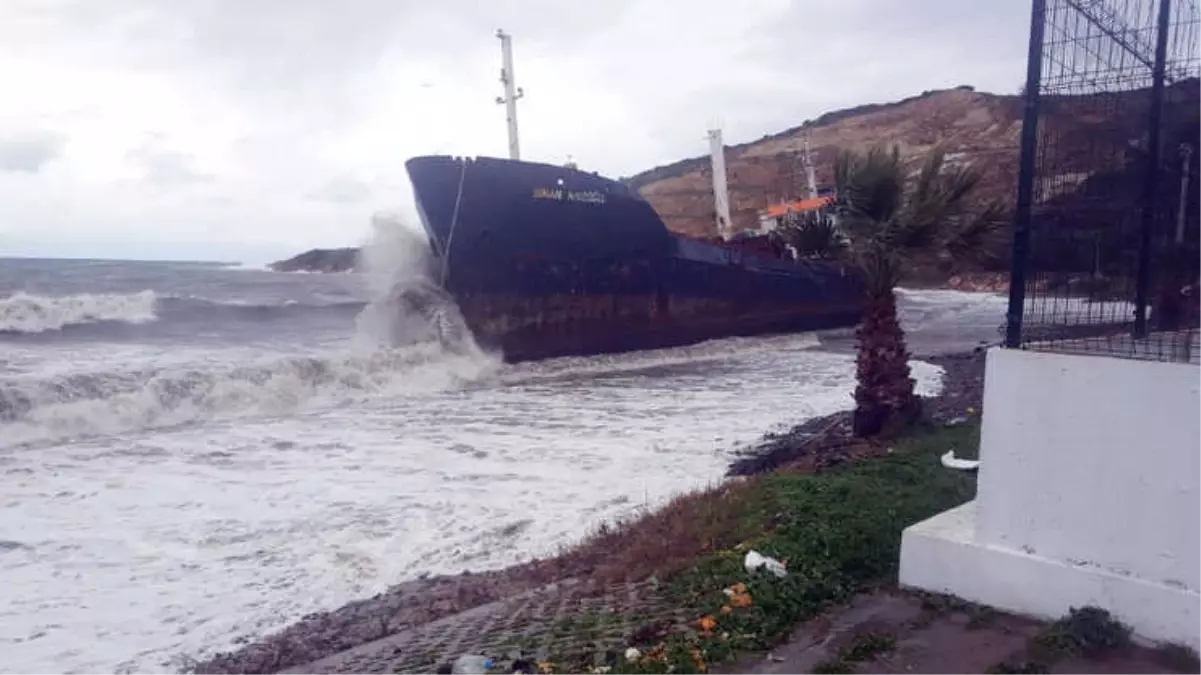 Yük Gemisi Fırtına Nedeniyle Karaya Oturdu