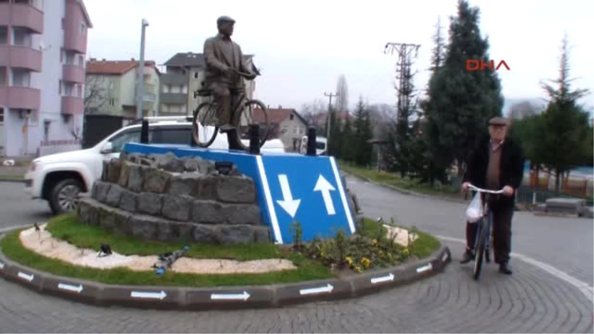 Zonguldak 52 Yıldır Bisiklete Binen Emekli İtfaiyecinin Heykeli Dikildi
