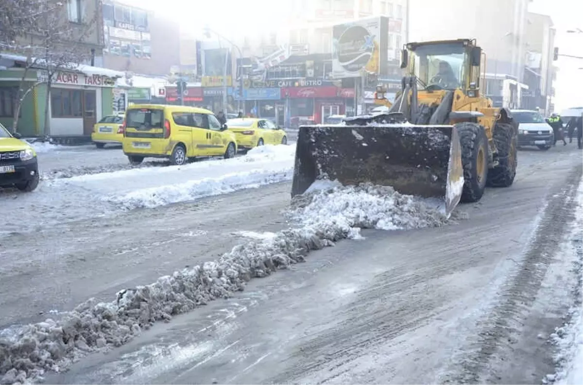 Ağrı\'da Kar Temizleme Çalışmaları Devam Ediyor