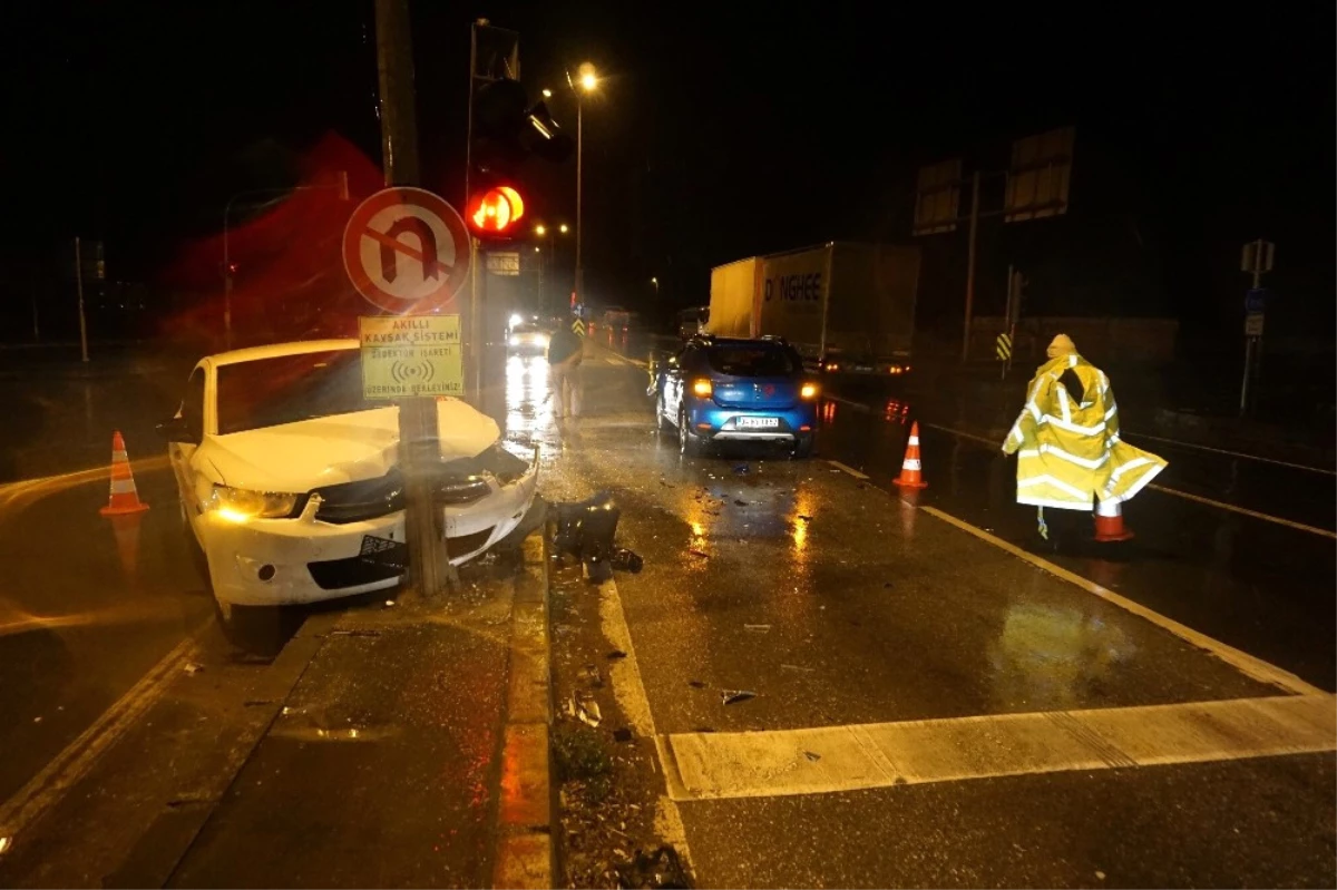 Alkollü Olduğu İddia Edilen Sürücü Kaza Yaptığı Otomobili Bırakıp Kaçtı