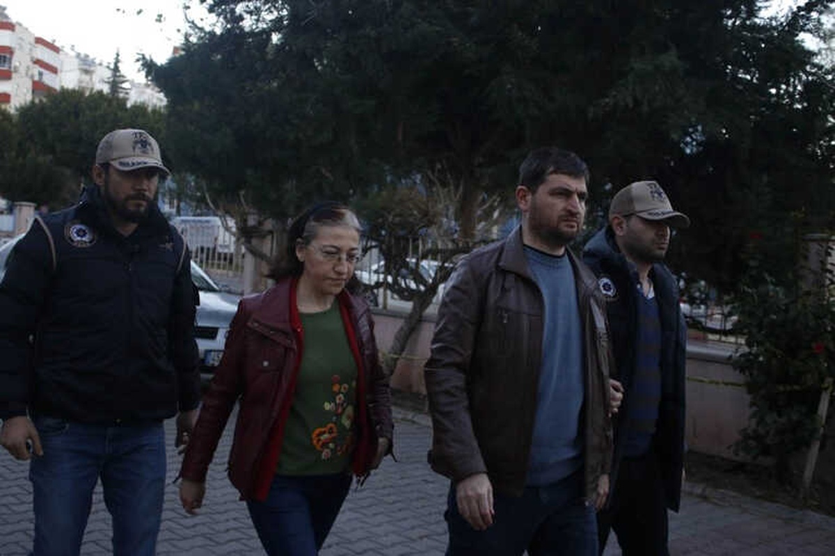 Antalya\'da Fetö Firarisi Eski Hakim ve Savcı Eşi Vitrin Arkasında Yakalandı