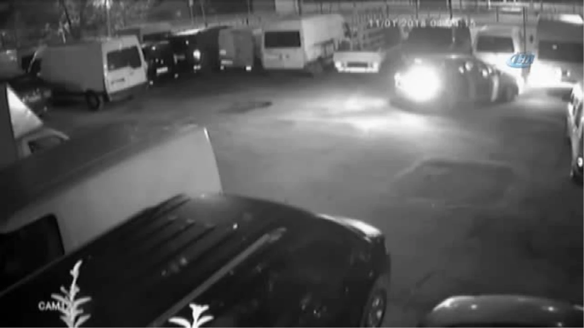 Araba Hırsızları Güvenlik Kamerasına Yakalandı