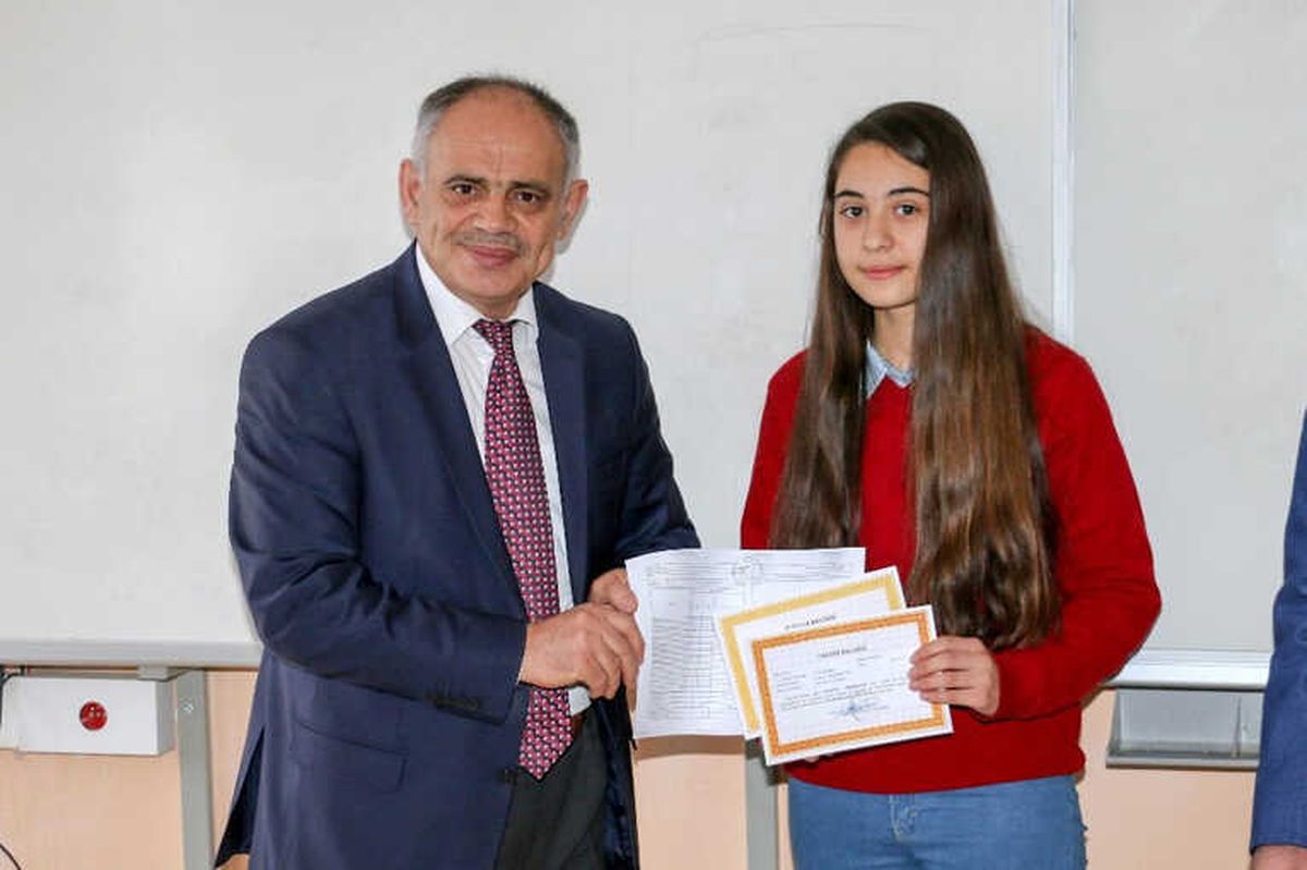 Başkan Öztürk Öğrencilere Karne Dağıttı