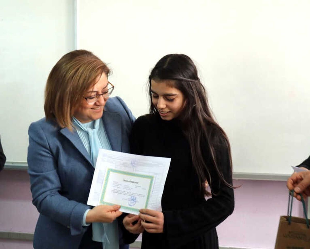 Başkan Şahin Miniklerin Karne Heyecanını Paylaştı