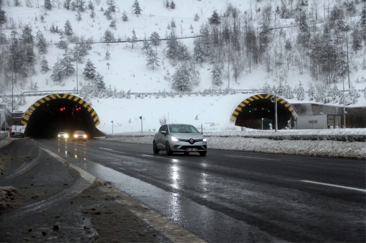 Bolu Dağı\'nda Kar Yağışı Durdu, Trafik Normale Döndü