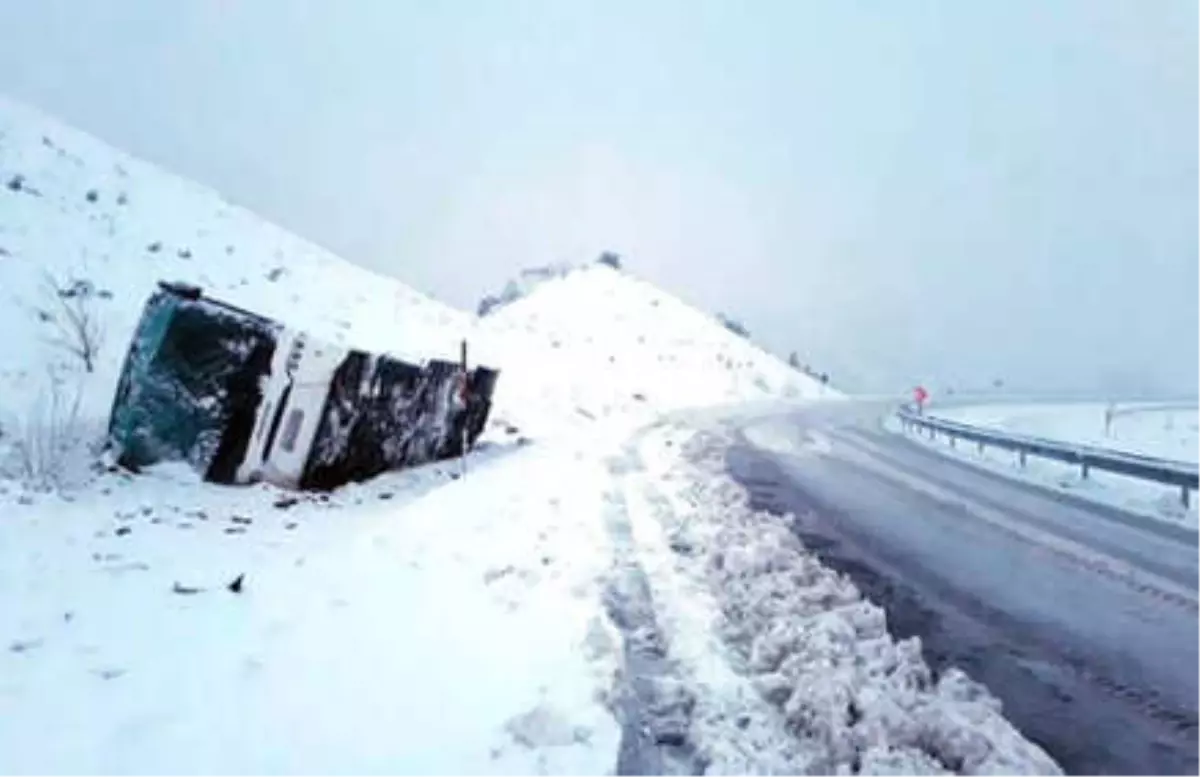 Cenazeye Giden Otobüs Devrildi: 16 Yaralı