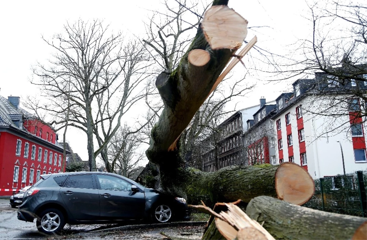 Friederike Kasırgası Avrupa\'da Can Almaya Devam Ediyor: 2 İtfaiye Eri Öldü
