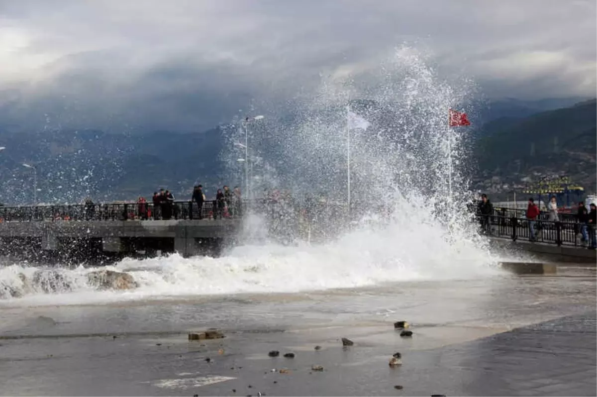 Hatay\'da Fırtına Hayatı Olumsuz Etkiledi