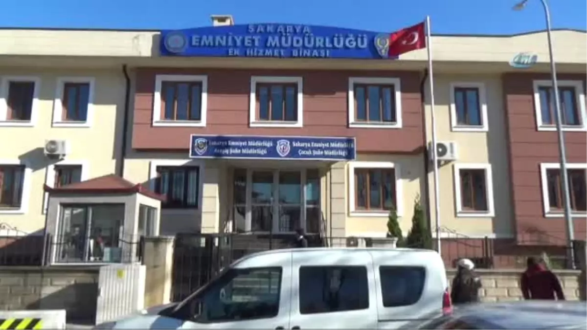 İstanbul\'da Çaldıkları Lüks Otomobil ile Sakarya\'da Yakalandılar