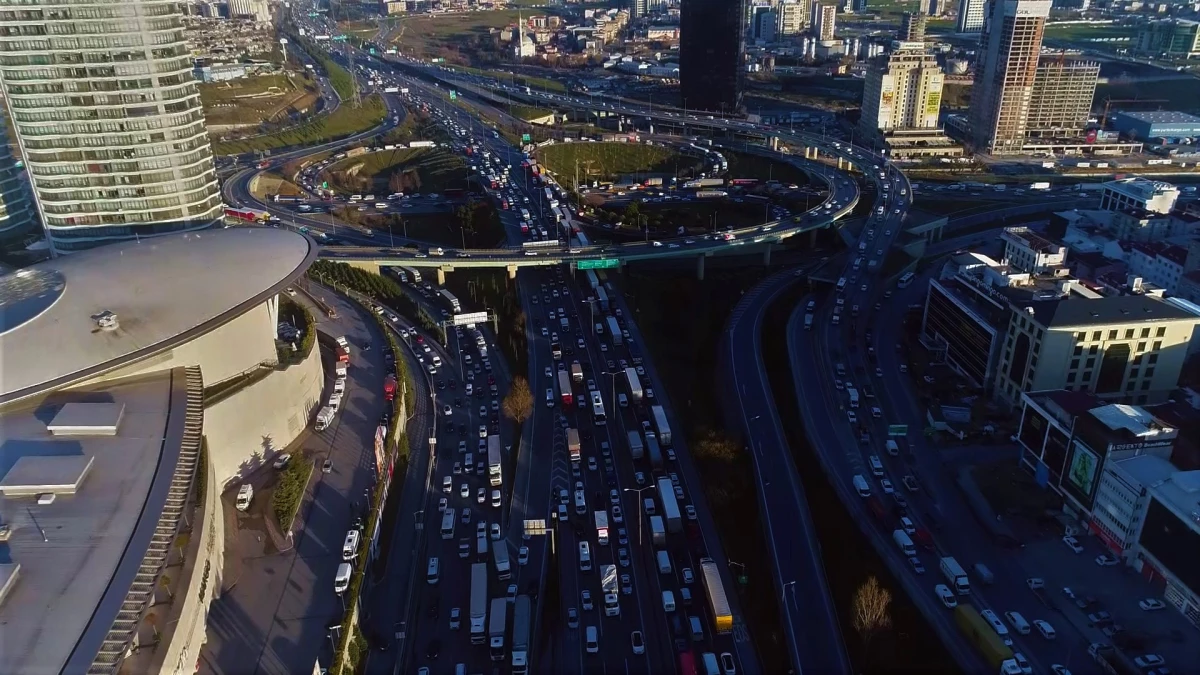 İstanbul\'da Cuma Kabusu! Yarıyıl Tatili Nedeniyle Trafik Durma Noktasına Geldi