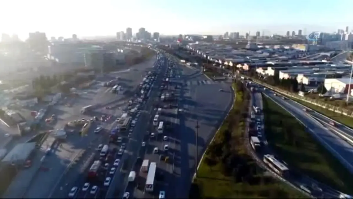 İstanbul\'da Karne Trafiği Havadan Görüntülendi