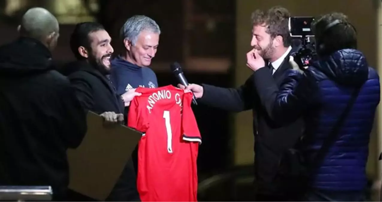 İtalyan Basını, Ünlü Hoca Mourinho\'ya, Kavgalı Olduğu Conte\'nin Formasını İmzalattı