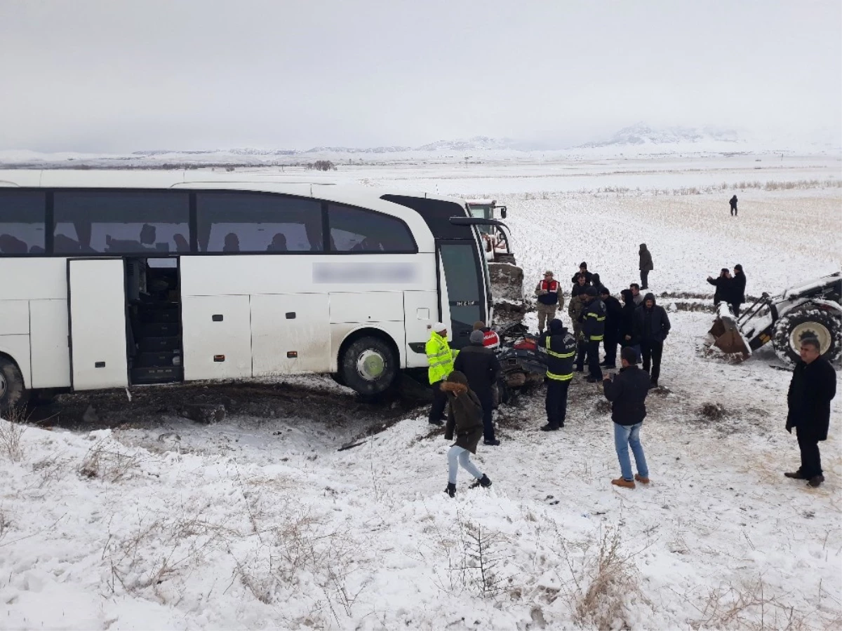 Kahramanmaraş\'ta Yolcu Otobüsü ile Otomobil Çarpıştı: 1 Ölü, 2 Yaralı