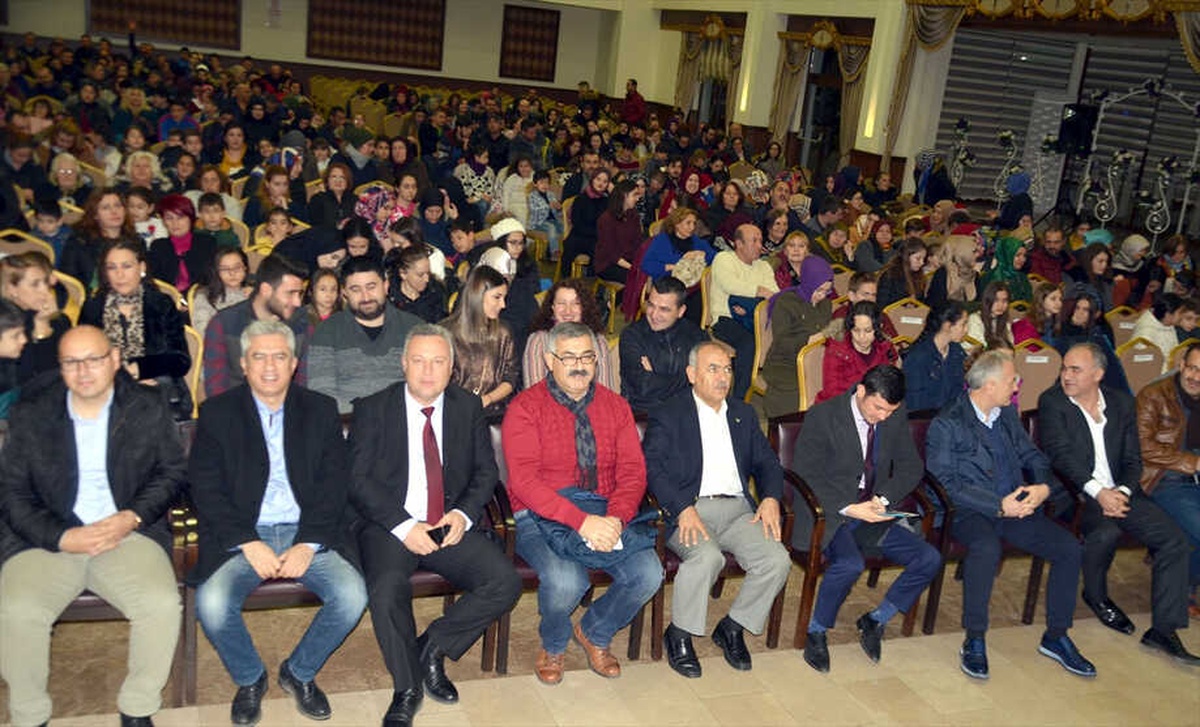 Karamürsel\'de Tiyatro Oyunu Sahnelendi