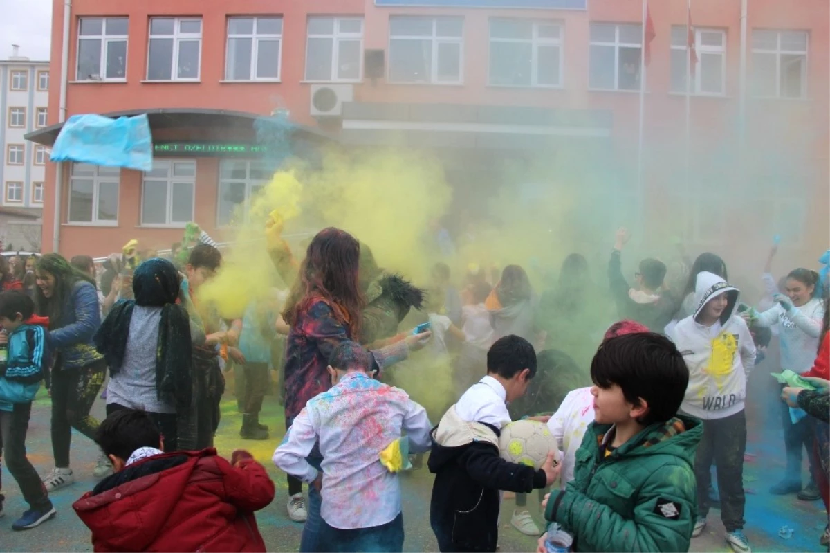 Karne Gününde "Holi Festivali"