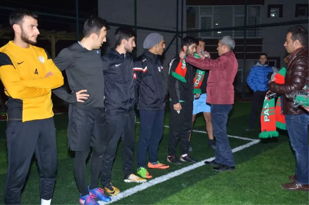 Kulp Belediyesinden Futbol Takımına Atkı ve Bere Hediyesi