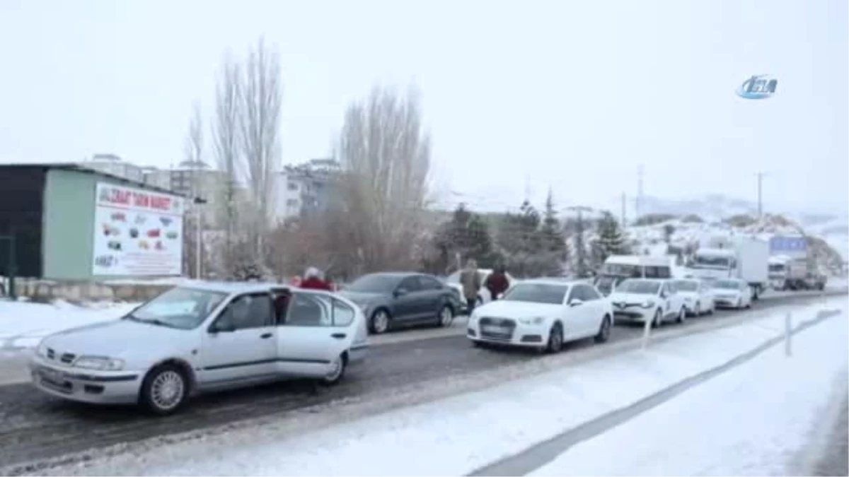 Malatya-Kayseri Karayolunda Kar Yağışı Etkili Oluyor...kayan Tır Nedeniyle Yol Trafiğe Kapandı