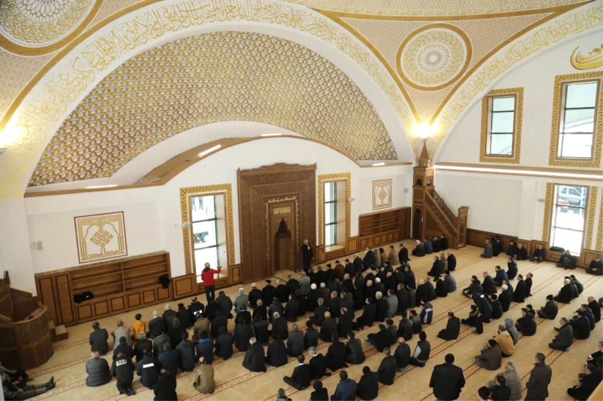 Müşerref-İsmail Yapıcı Cami İlk Cuma Namazıyla İbadete Açıldı